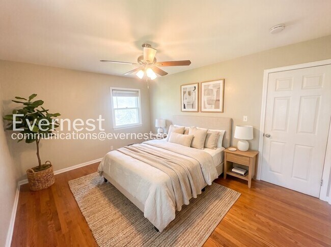 Building Photo - 3 Bed, 2 Bath Home with Fenced Yard & Garage / Pet-Friendly / Vouchers Accepted / Available Now!