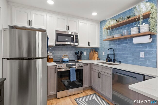 Building Photo - 1742 Boston Post Rd