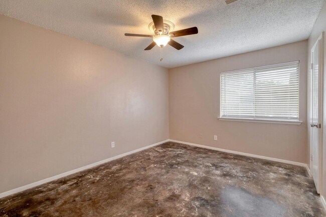 Building Photo - Cozy 2-Bedroom Duplex in Prime North Austi...