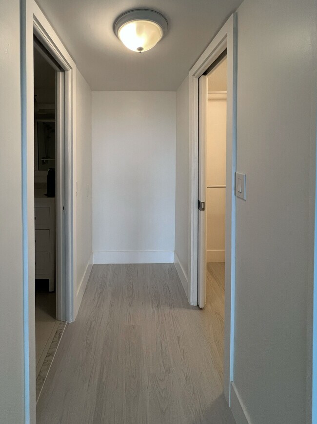 Building Photo - 2205 S Cypress Bend Dr
