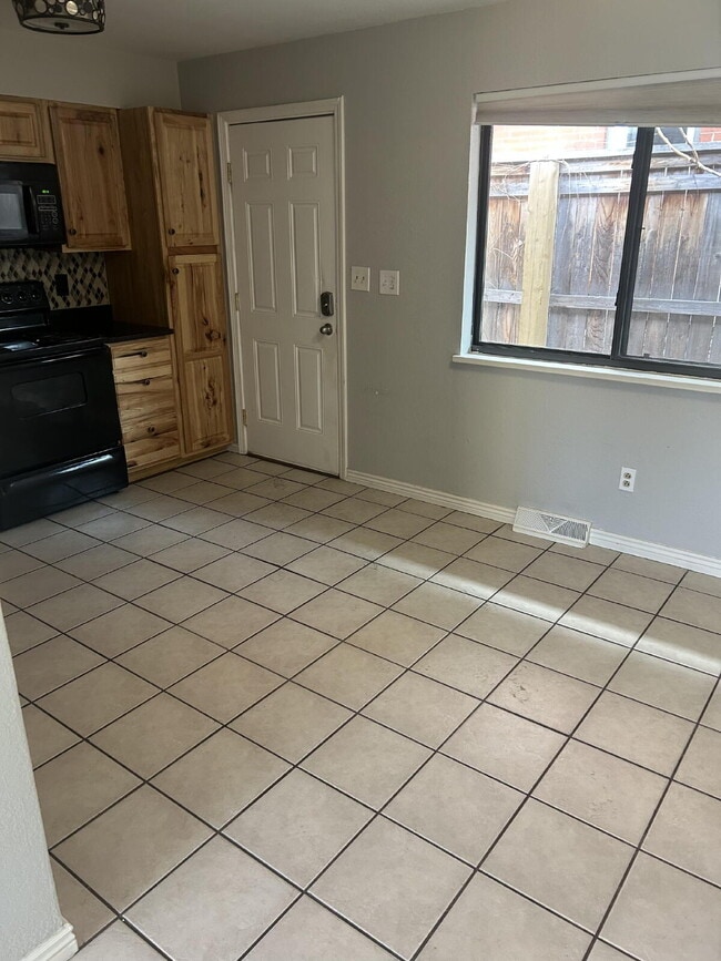 Building Photo - Available NOW! Cosy duplex in Potter Highlands!