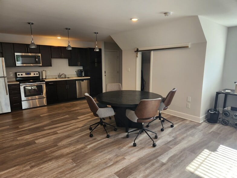 Studio - 464 Maple Ave