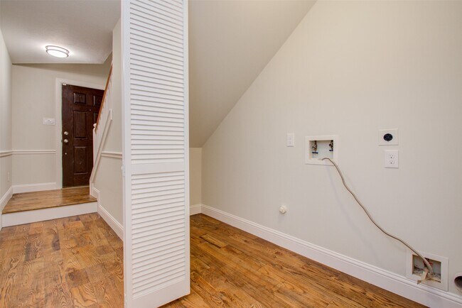 Building Photo - 1733 Tuam St