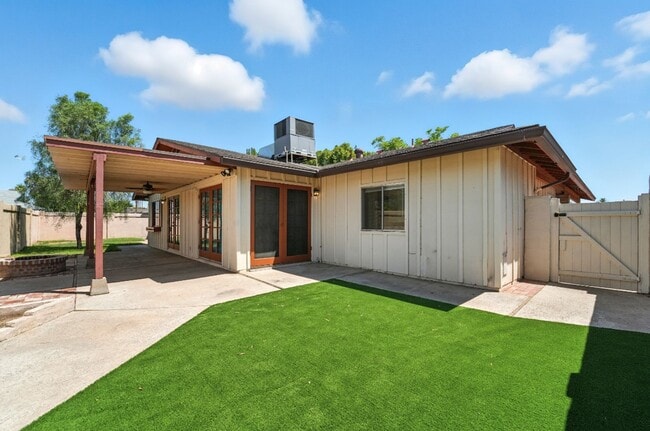 Building Photo - Inviting 3-bedroom, 2-bathroom home in the...