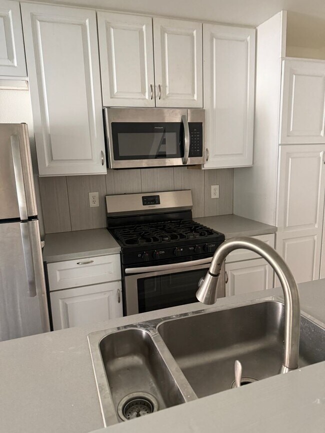 Building Photo - 2 Bed / 1 Bath Townhouse-Style Unit — Auburn Greens