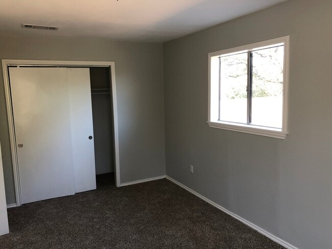 Building Photo - 3bed/1.5bath w/ Carport