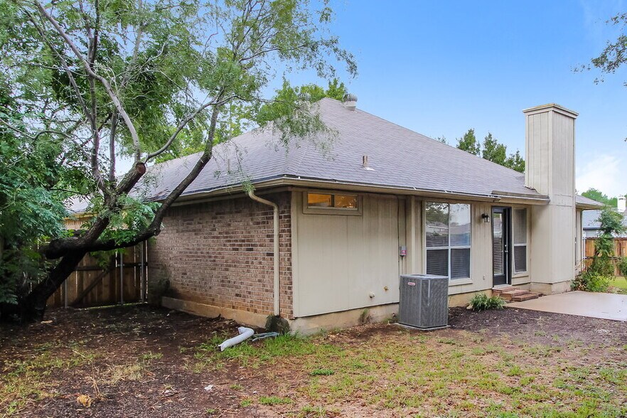 Building Photo - 1701 Gainsborough Way