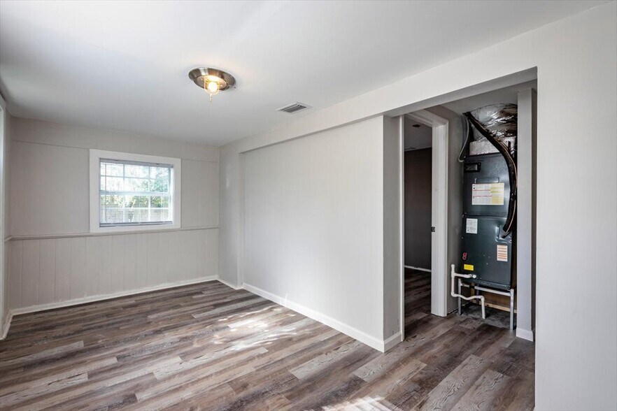 Building Photo - 531 New Berlin Rd