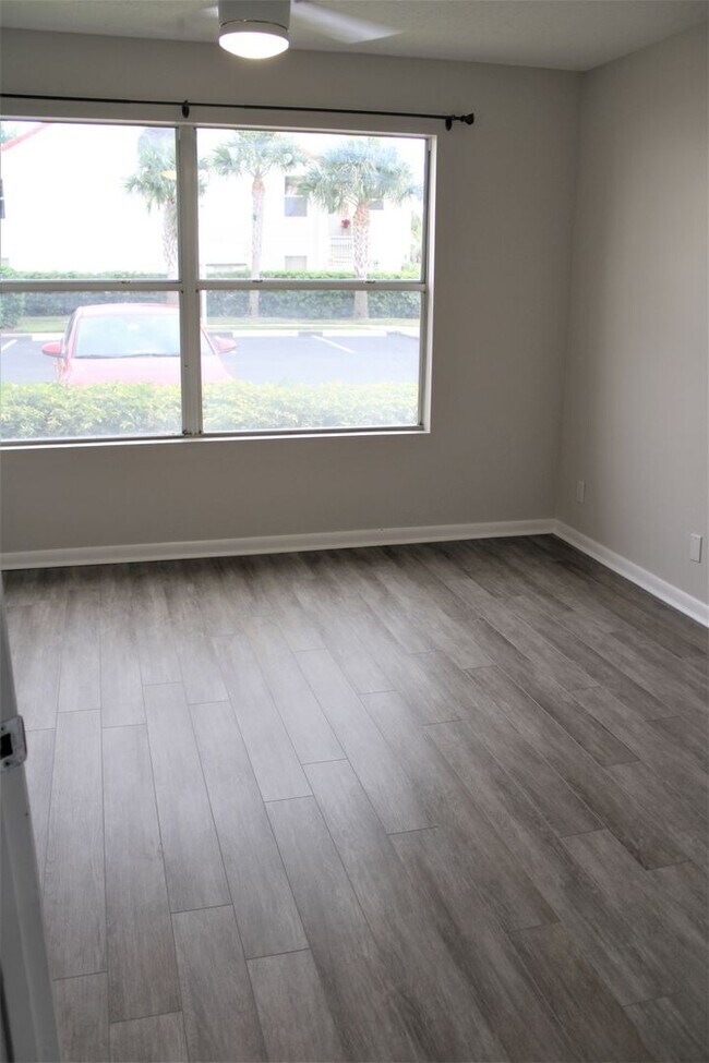 Building Photo - Unfurnished Annual Updated Ground Level 2/2 split plan Condo-Vista Verde East (Isla Del Sol)
