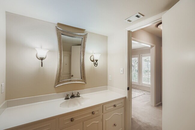 Building Photo - Spacious 3-Bed Townhome in Northwest Hills – Over 3,200 Sq Ft with Courtyard & 2-Car Garage **ALL...