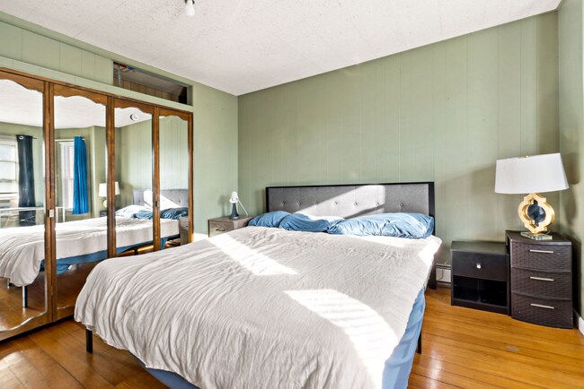 Building Photo - 1062 Saratoga St