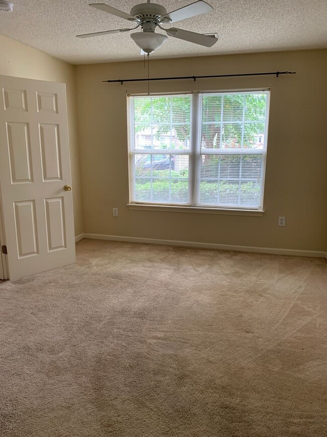 Building Photo - 3-Bedroon, 2.5-Bath Townhouse