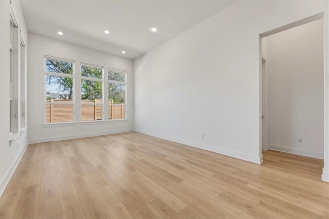 Building Photo - 2941 Delaware St