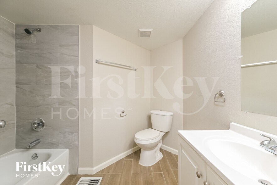 Building Photo - 4950 N Foxtail Dr