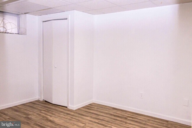 Building Photo - 521 Warren Rd