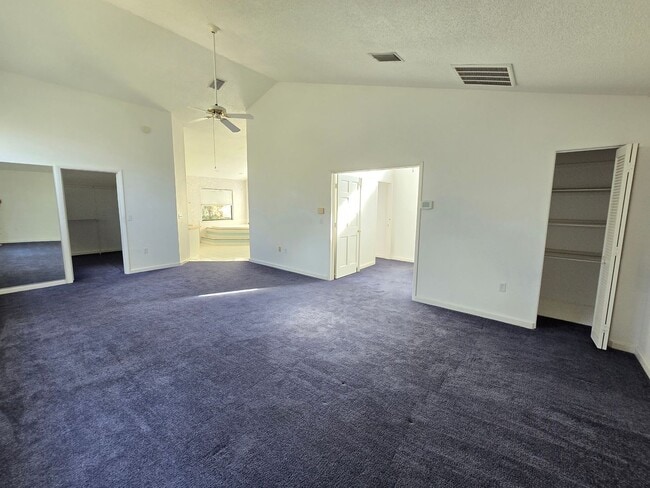 Building Photo - Rarely Available 3 bed/ 2 bath in Hidden River in Myakka