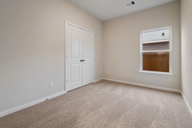 Building Photo - 15834 Berry Hl Dr