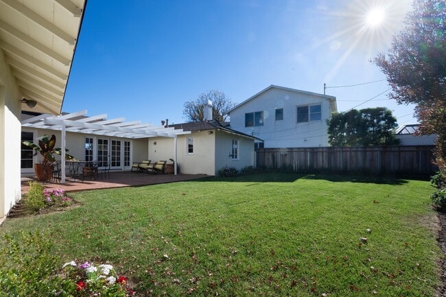 Building Photo - 549 El Medio Ave