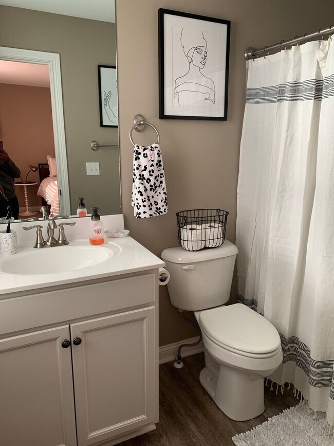 Building Photo - COMING SOON - LARGE 4 Bed 4 Bath in Lexington!