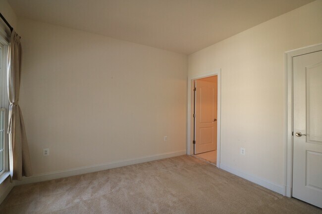 Building Photo - SHORT TERM LEASE AVAILABLE -- Luxury TH in Bethesda - 4 bed + 3.5 ba - Elevator TH in Gated commu...