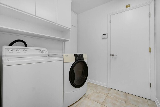 Building Photo - Rent this Beautiful 5 BEDROOM HOME NOW!