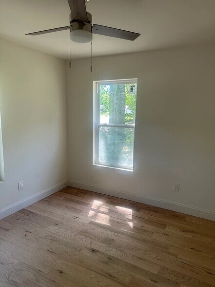 Building Photo - Room in House on Dixon Cir