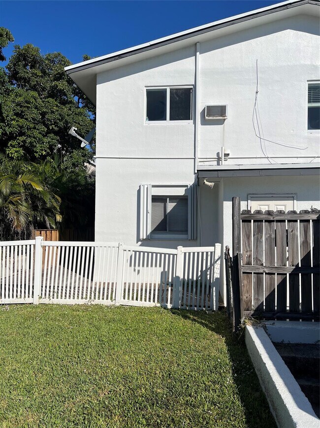 Building Photo - 1814 E Oakland Park Blvd