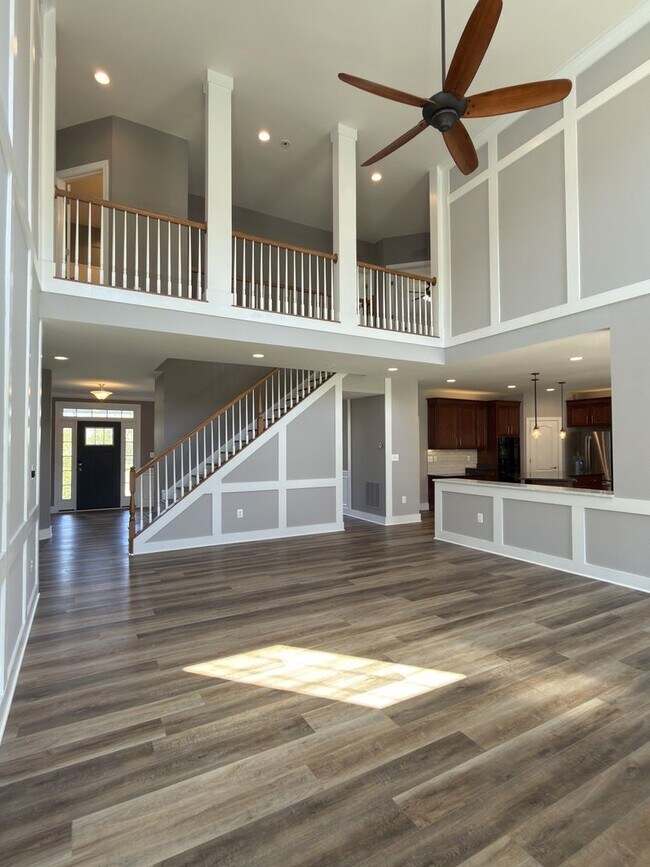 Building Photo - Spacious 4 Bed 3.5 Bath Home in Round Hill VA For Rent!