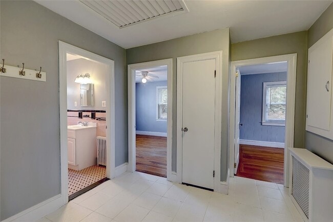 Building Photo - 157 Sandringham Ave