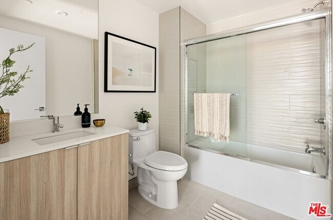 Building Photo - 2600 S Sepulveda Blvd