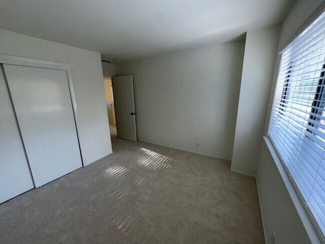 Building Photo - Walking distance to beaches, restaurants, 3 bedroom, 2 bathroom, upstairs level of home