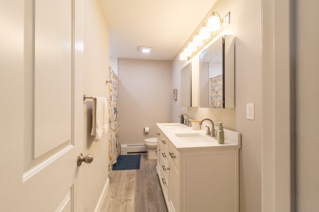 Building Photo - Spacious 4-Bedroom Home with In-Law Suite