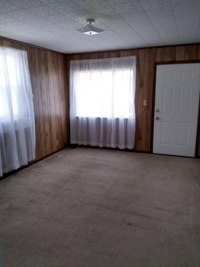 LR view from Kitchen - 2114 Oakridge Dr