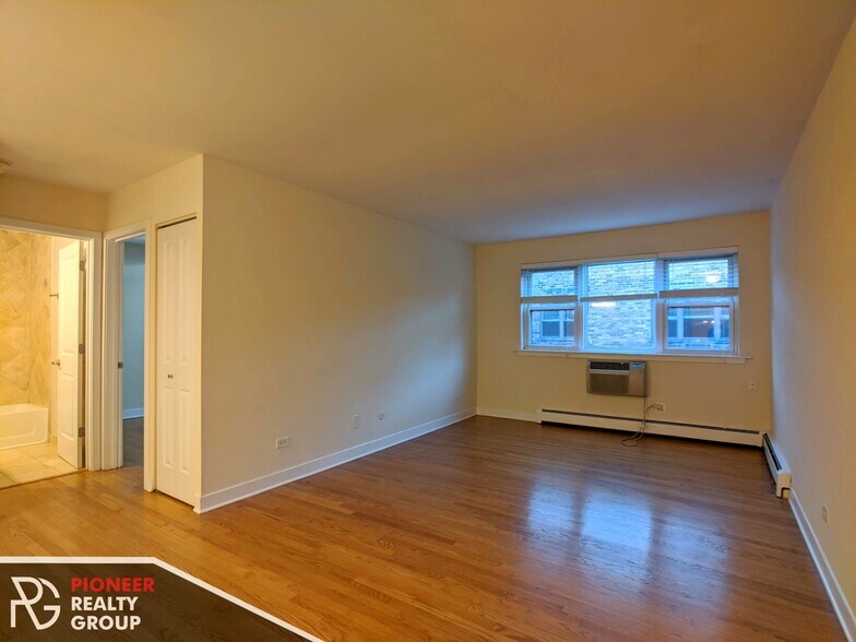 Building Photo - 643 W Wrightwood Ave