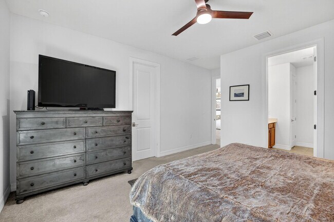 Building Photo - 4651 Pinehurst Trl E
