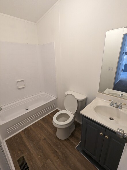 Full Bathroom - 603 E Pine Ave