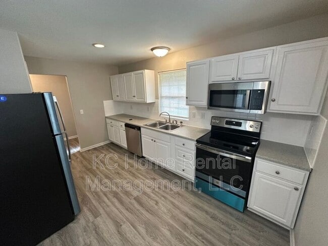 Building Photo - 8201 Woodson Dr