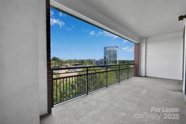 Building Photo - 701 Royal Ct