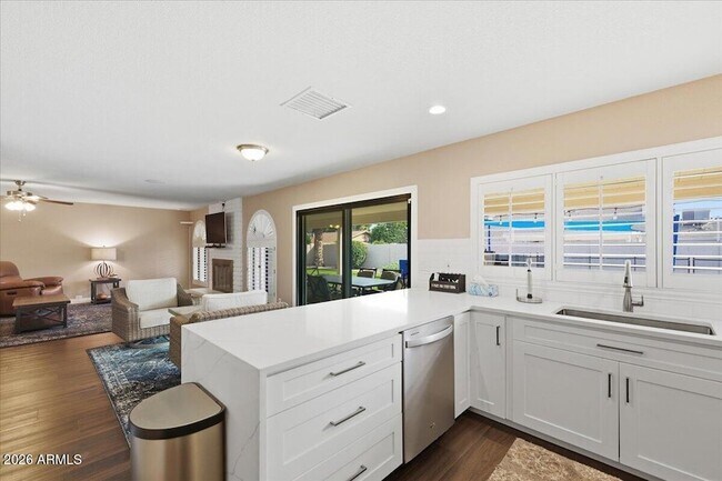 Building Photo - 6101 E Greenway Ln