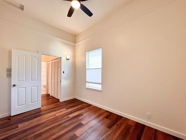 Building Photo - Modern Studio Apartment with Bonus Room, P...