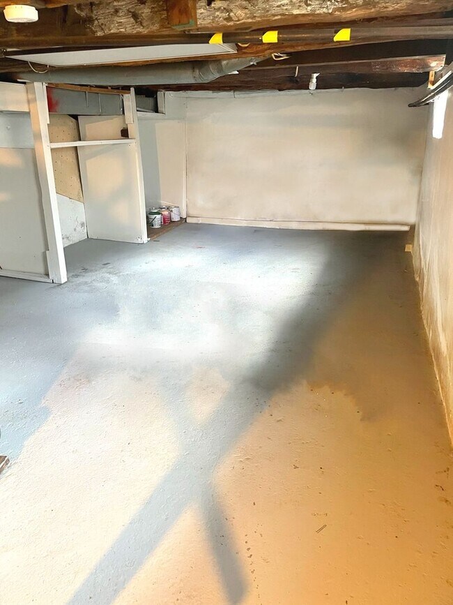 Building Photo - Lovely Two Bedroom House Near Washtenaw Golf Club!