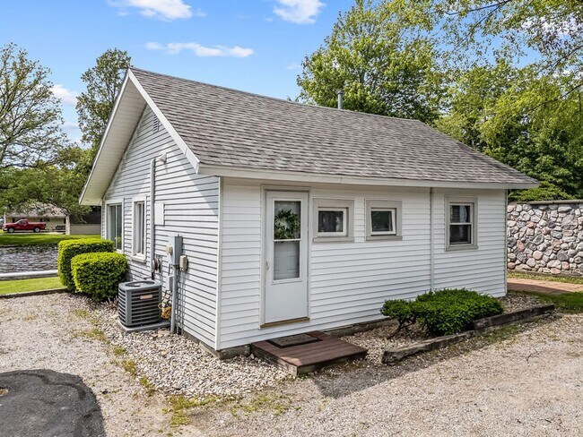 Building Photo - Off Season Rates at Lake Wawasee!