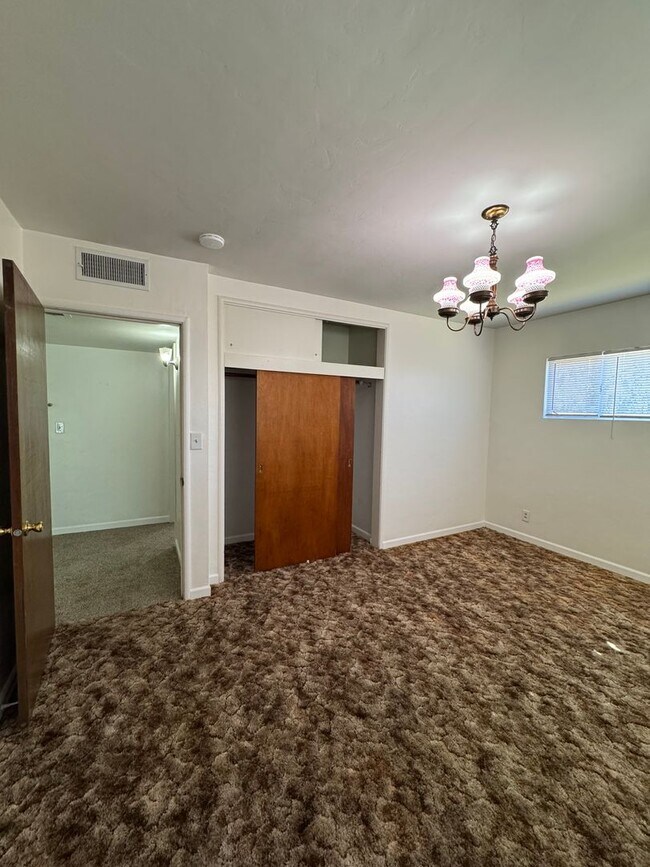 Building Photo - Charming Home Rent Ready !