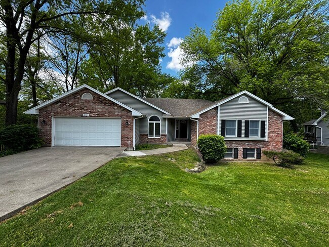 Building Photo - 5 Bed 4 Bath Home fenced yard