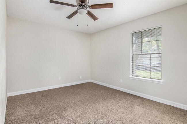 Building Photo - 2716 Pinecone Ln