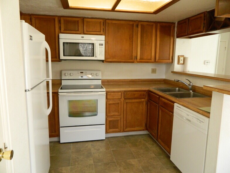 Building Photo - 6036 Gunbarrel Ave