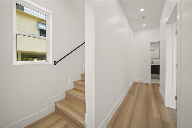 Building Photo - 910 N Hudson Ave