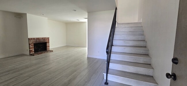 Building Photo - Beautifully Maintained & Convenient Townhome