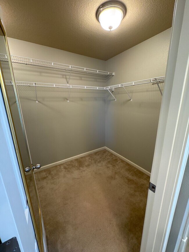 Building Photo - Beautiful 3 bedroom with bonus loft area i...