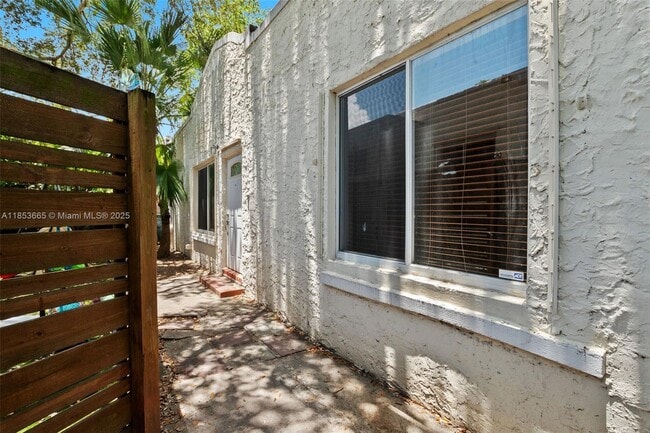 Building Photo - 1721 SW 21st Ter
